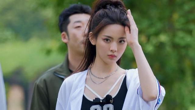 杨超越|杨超越参加综艺节目，黑色露背短裙出镜，干净又显瘦！