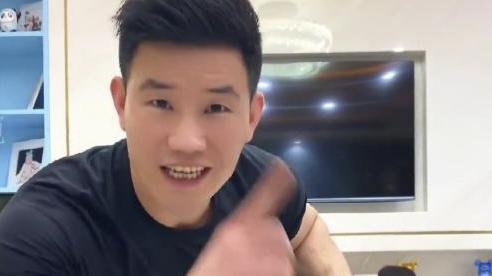 女孩|嘎子眼红了？蹭完吴京热度后，直播嘲讽刘畊宏健身，想减肥跟我练