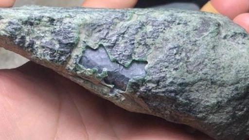 雕刻|?一块黑乎乎的翡翠原石，没想雕刻的普贤菩萨，竟有如此效果！