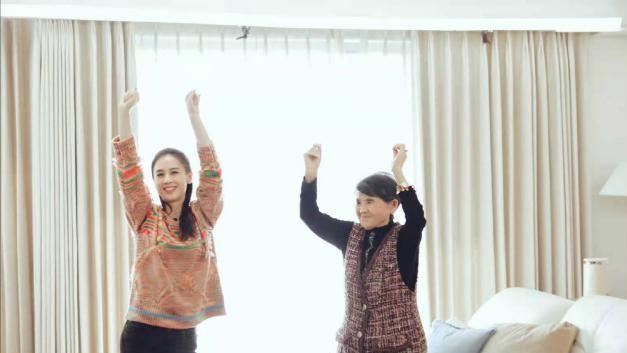 黄圣依|黄圣依和婆婆跳女团舞，婆婆穿6万马甲好阔气，她打扮温婉很贤惠