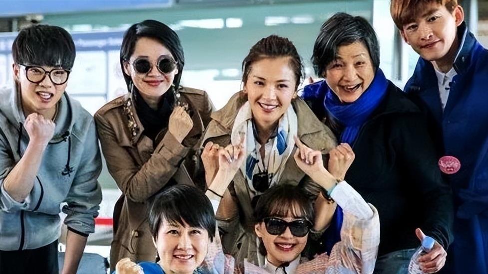 杨幂|杨幂现身录新综艺，扎丸子头少女感十足，身上裤子价值五万超阔气