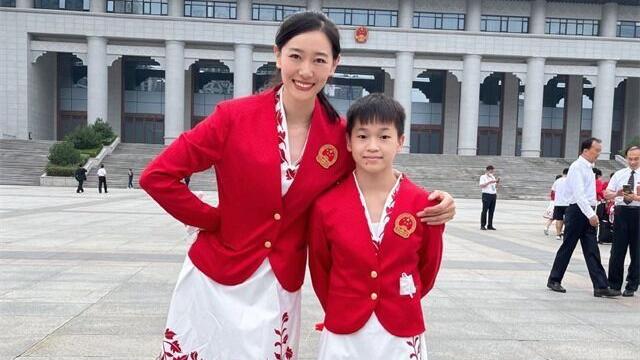 全红婵|幸好周继红提前有准备！全红婵近期亮相变化太大，不像是小孩子了