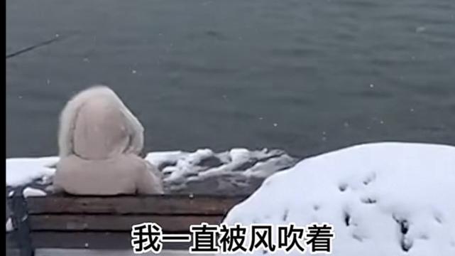 |愿者上钩？一对男女在河边相亲，男子一言不发只顾钓鱼