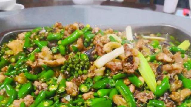 四川省|山西男子到重庆旅游，品尝正宗川菜，一看账单不乐意了，不麻不辣