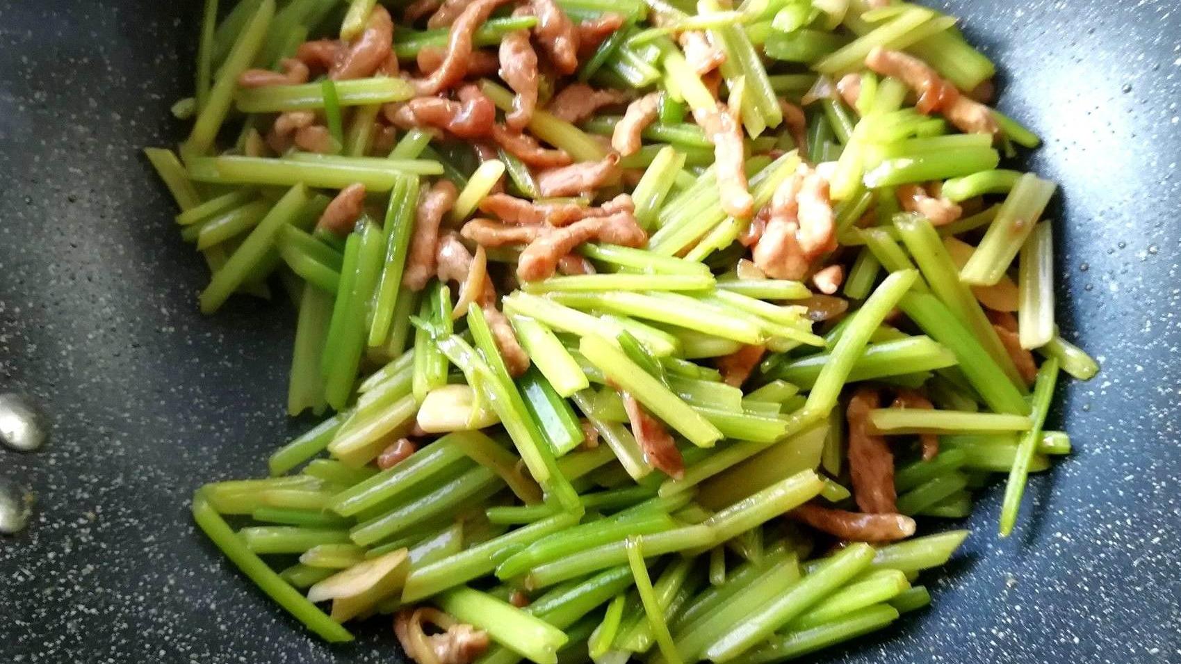 龙虾|春天到来后，我家只吃这4种蔬菜，实惠好吃防春困，营养又美味