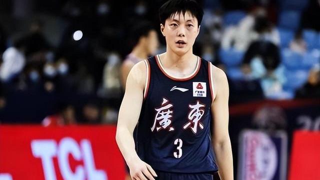 胡明轩|胡明轩66岁爸爸与小儿子合影！看上去更像爷孙，父子俩年龄差50岁