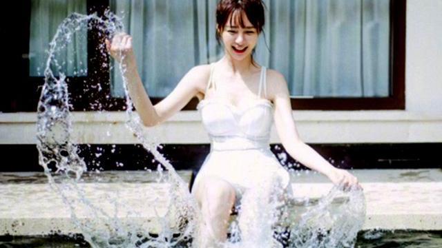 沈梦辰|沈梦辰玩水旧照被翻出，穿露肩装身形傲人，笑容满面略显开心