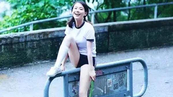 马思纯|马思纯旧照曝光：笑容甜美，又是谁的青春？