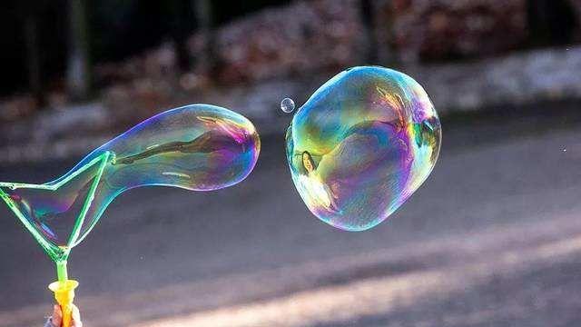 怎么去除马桶的黄色尿垢？去垢型防垢型洁厕剂傻傻分不清