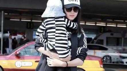 张梓琳|带着娃出街的张梓琳，难得穿上裤装，露出一双大长腿。