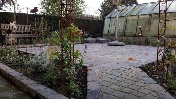 院子别浪费钱铺红砖了，用这种板，不易损坏雨天不打滑，装饰性强！