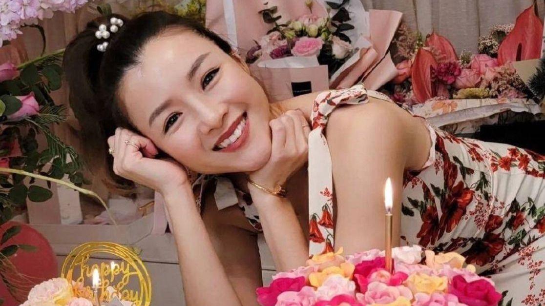 高马尾 陈豪一家五口同框，老婆穿吊带裙扎高马尾好显嫩，仨子女全像爸爸