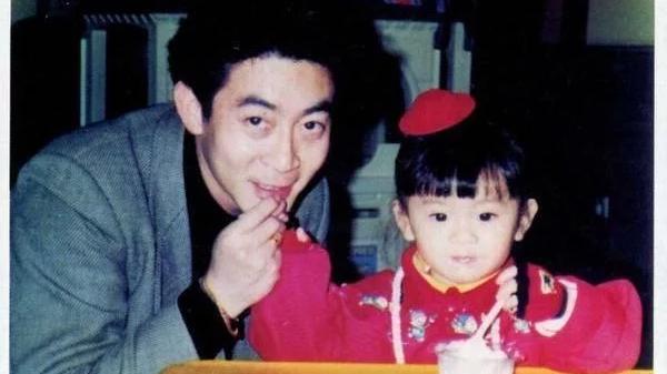 电影|六小龄童女儿28岁还未嫁人，照片曝光后，网友：这谁敢娶？