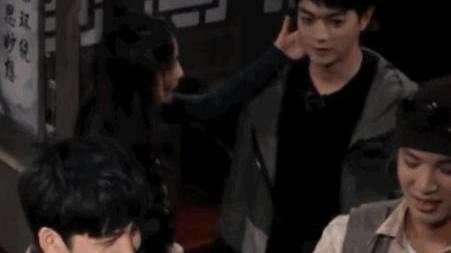 杨幂|杨幂摸许凯后脑勺，两人相差九岁，杨幂的撩汉技能值得学习
