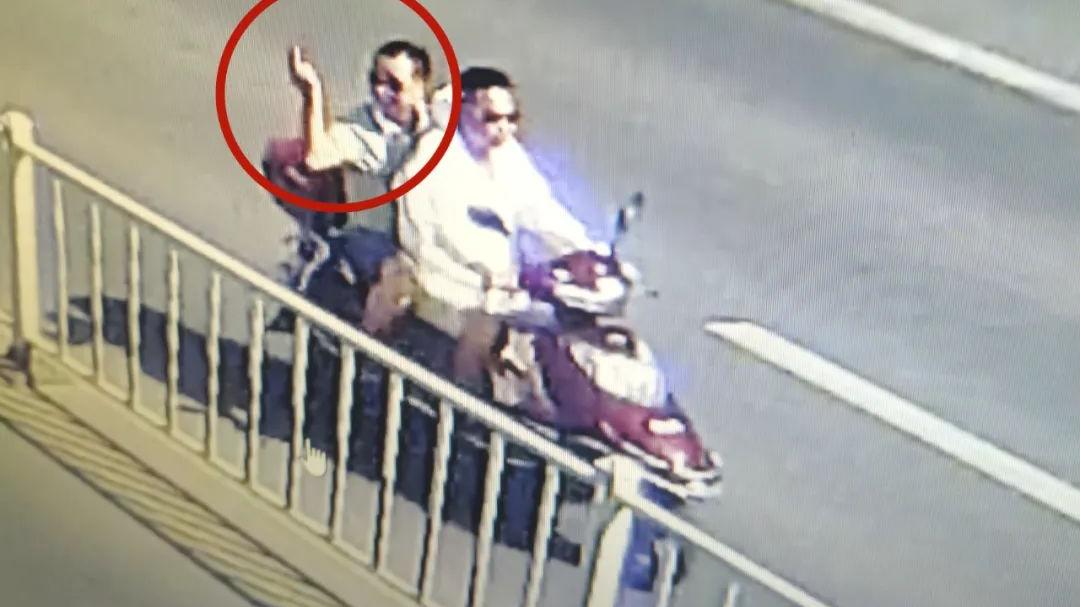 竖中指挑衅交警！宜宾2男子骑车逆行闯卡，拘留安排！