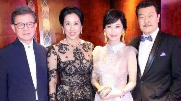 赵雅芝|63岁朱玲玲同框68岁赵雅芝，穿蕾丝裙韵味大不同，实力证明岁月不败美人