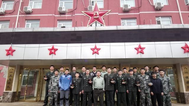 灰熊队|八一男篮解散后！付豪脱胎换骨，队长无视骂名，浪潮退去是谁在裸泳