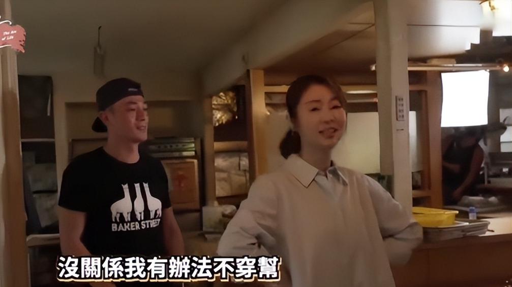 林心如|林心如近照罕见变邋遢！素颜脸上油光太多，穿T恤自拍却没翻车