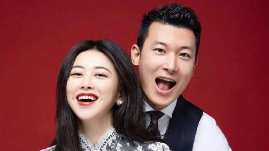 朱珠|朱珠和老公王昀佳合拍甜蜜大片，夫妻俩牵手搂抱，郎才女貌好般配