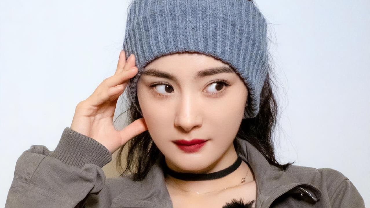 |黄明昊化身摄影师拍杨幂，工装高马尾酷帅十足，高清怼脸毫不畏惧