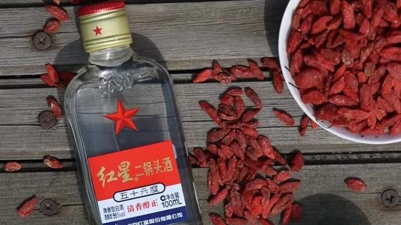 高粱|10块钱的大牌好酒，喝过三种的绝对是“酒场老手”