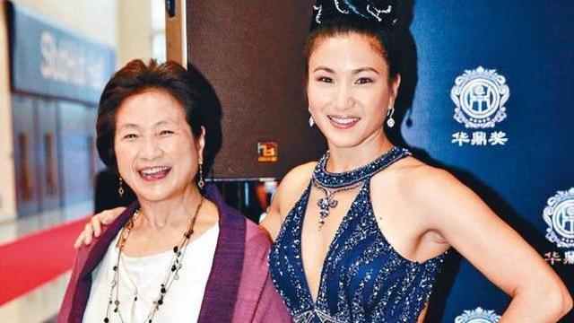 郑佩佩|女儿对郑佩佩说：“说我是你的女儿，估计都没人会相信！”