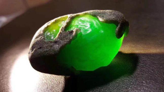 翡翠|购买翡翠好还是购买玉好？没有固定答案，自己喜欢的就是最好的