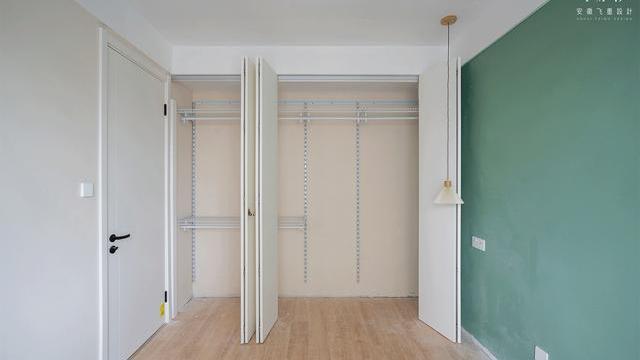 现在衣柜更流行用砖砌了，内部折叠门+挂衣杆，真的“超能装”！