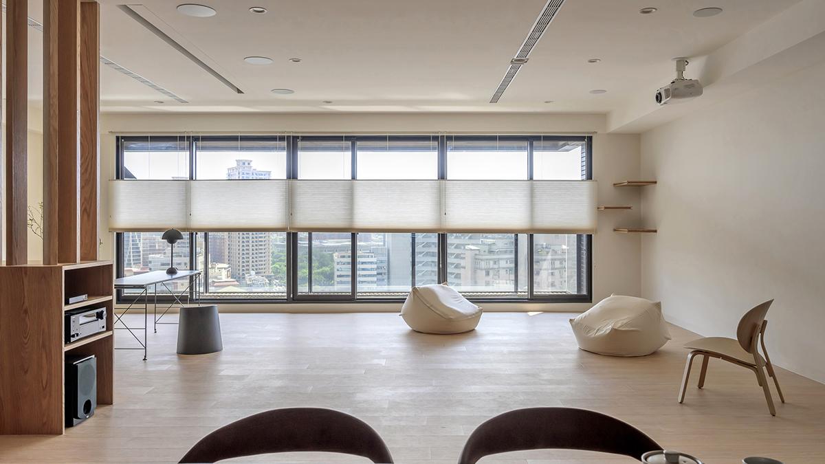 客厅只有懒人沙发，因热衷断舍离的生活，专注家人在一起的感受