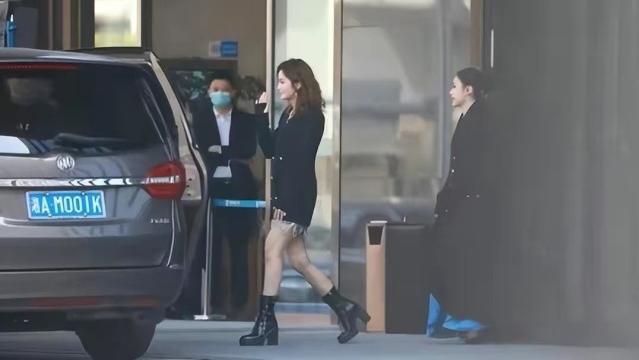 阿娇|阿娇参加节目打扮真随意！穿长款大衣太压个子，同框阿Sa像助理