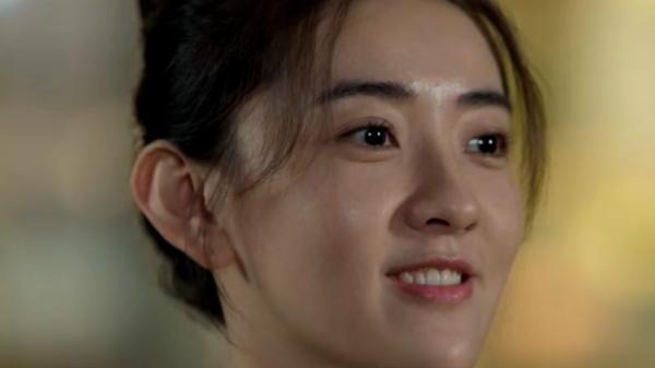 盛装|演了那么多偶像剧，梁洁再次回归正剧题材，素颜出镜简直美爆了