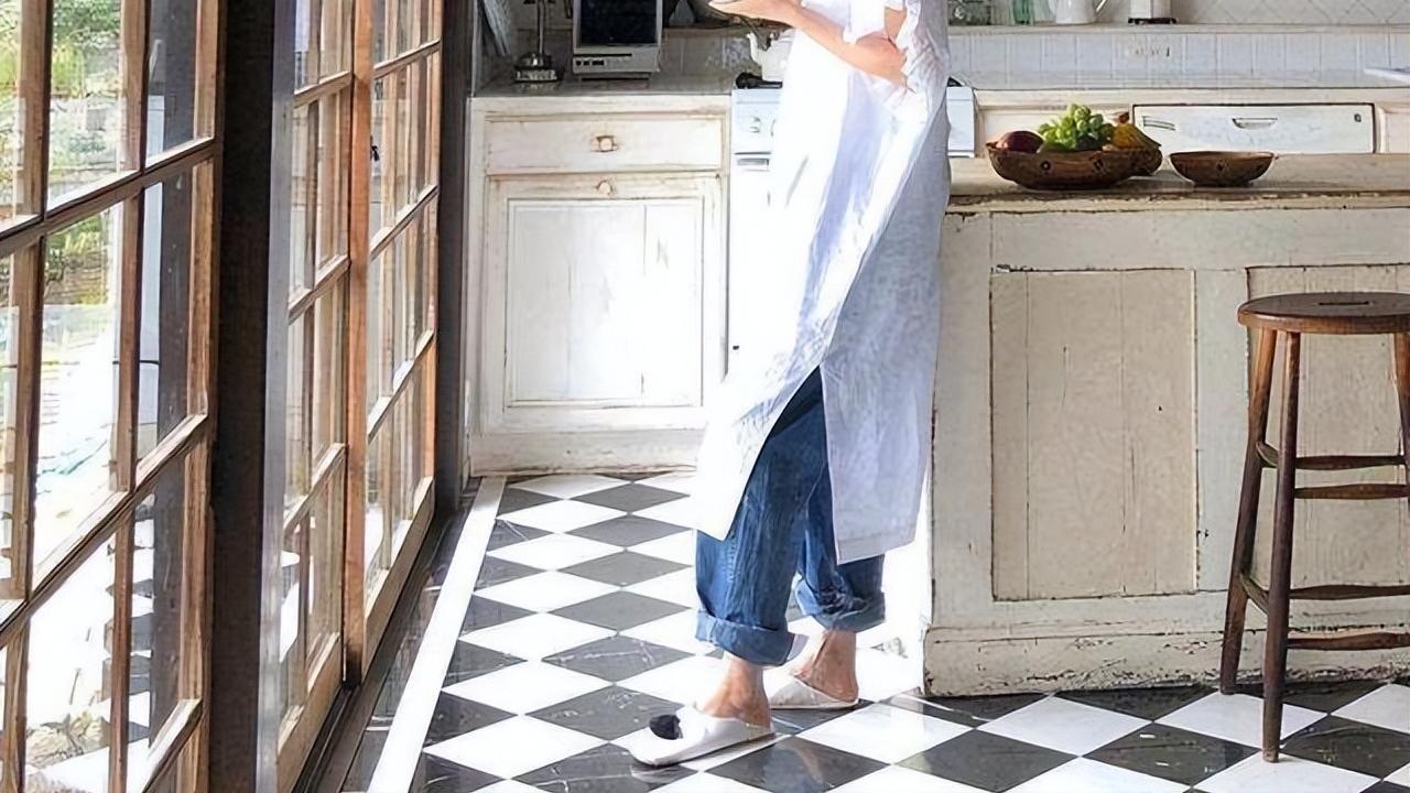 发型|这才是中年女人应有的打扮：60岁主妇只穿基础款也能贵气优雅