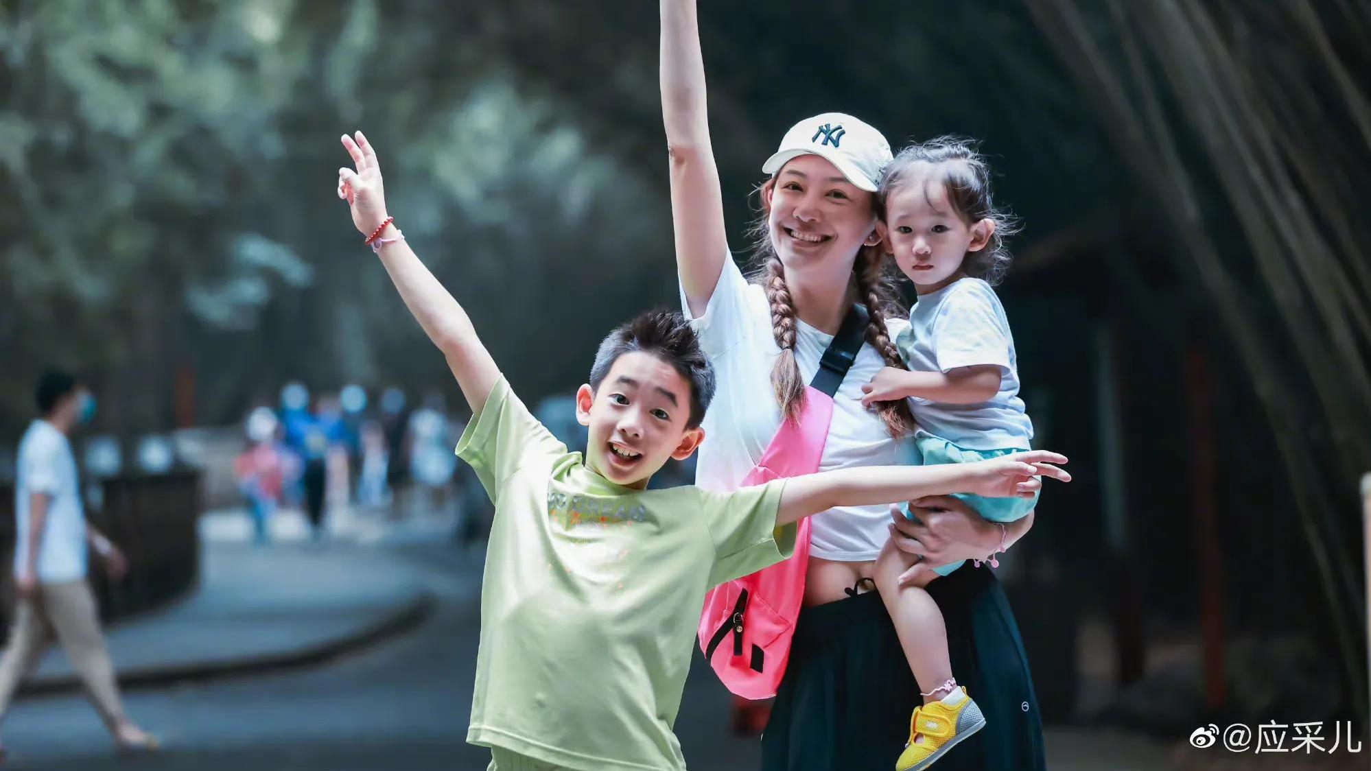 应采儿|应采儿晒母子三人合照，Jasper长高不少，HOHO嘟嘴卖萌像小女孩