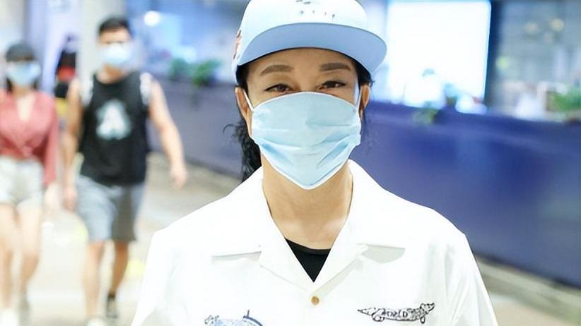 刘晓庆|刘晓庆74岁还是爱漂亮，走机场又纹眉又化眼线，但体态就是老人