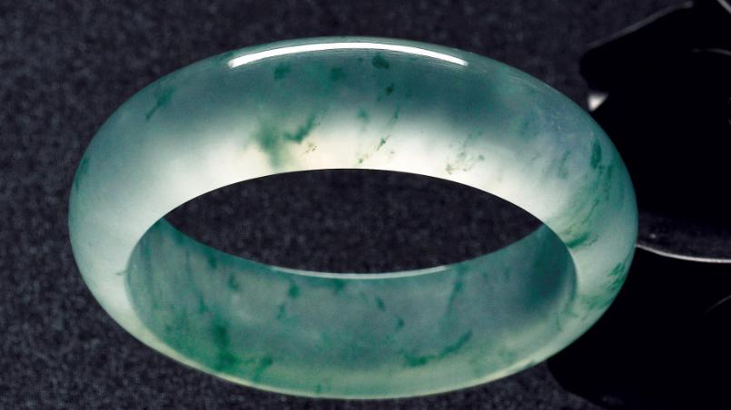 翡翠手镯|翡翠手镯之所以不好选，是因为圈口要求严格，再加上还要合眼缘