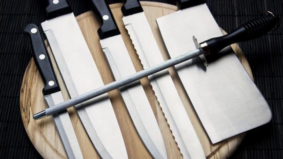 饼干|菜刀变钝怎么办？50年磨刀老师傅教我一招，只要30秒，削纸如泥