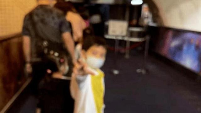 霍启刚|霍启刚带儿女参观太空馆，女儿怀抱小熊超级可爱，郭晶晶仍在隔离