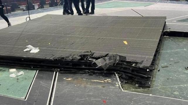 香港体育馆|红馆演唱会六百公斤巨幕劈中演员，2名舞蹈演员，已接受两次手术，可能瘫痪