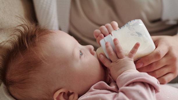 给新生儿添加配方奶粉的两种方法