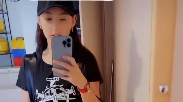 张柏芝|张柏芝让小儿子做广告模特，穿碎花裤子粉色鞋，打扮像女孩儿