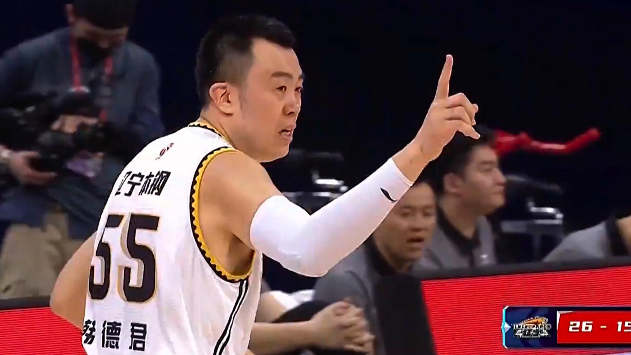 赵睿|揪心，赵睿遭肘击重摔受伤，咪咕主持人：就是冲着韩德君去的