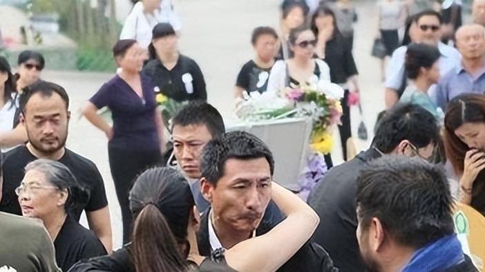 李婷|她患癌9年，不想拖累丈夫，隐瞒病情离婚，今丈夫爆红她却离世了