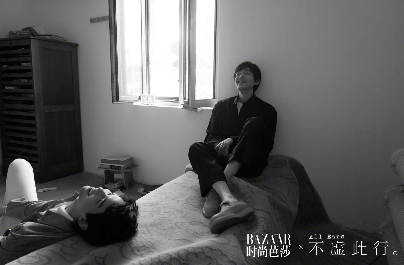 吴磊|awsl，胡歌吴磊时尚大片上热搜！哥哥弟弟在床边仰头大笑太好嗑了