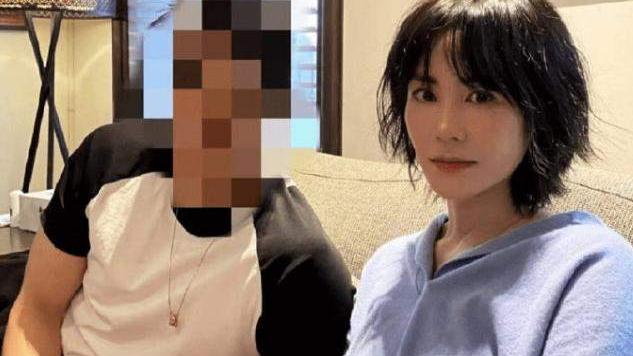 王菲|52岁王菲生图曝光，和男性好友同框甜笑，短发俏皮似少女