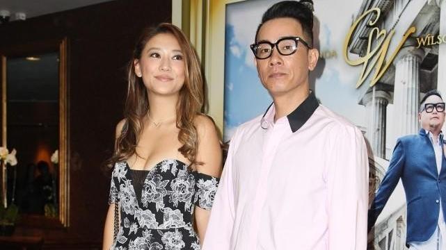 应采儿|应采儿在老公身边穿得好少女，露肩低胸裙挺惊艳，有点肉更美