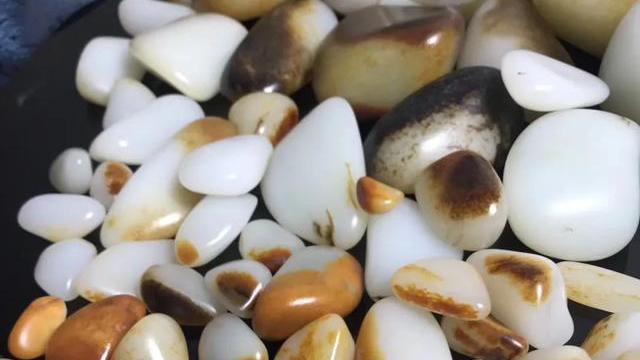 |父亲节送爸爸翡翠挂件还是和田玉挂件？