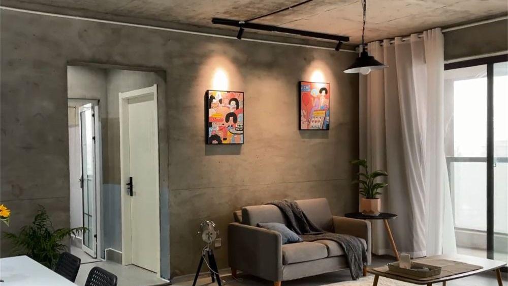 一位90后小哥为省钱，不装修直接住进毛坯房，网友：一个人住挺爽