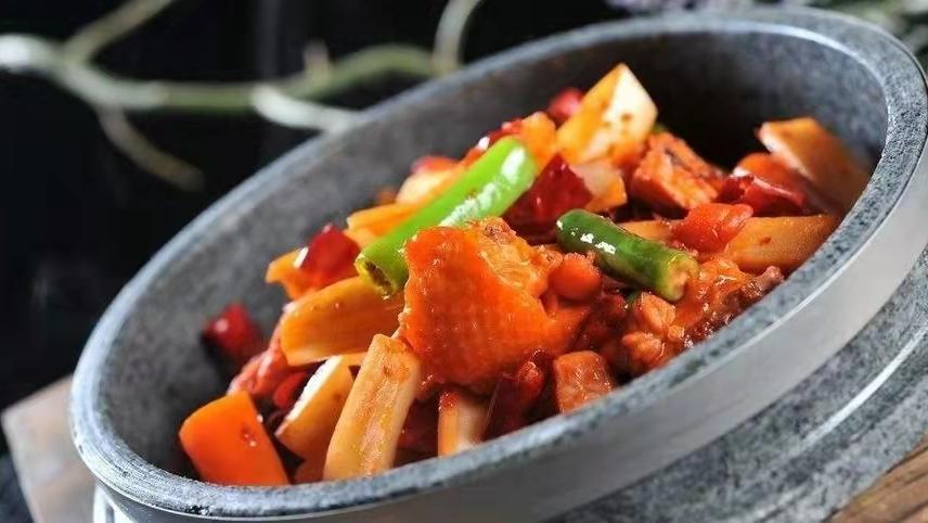 石锅小土豆焖土鸡的做法