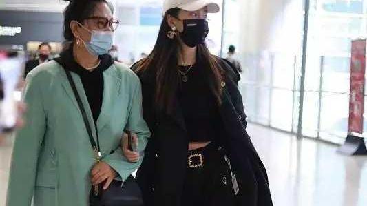 沈梦辰|沈梦辰与母亲罕走机场！母亲穿着宽松难掩好身材，双眼皮“出戏”