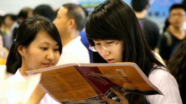 医生|家有女儿的应注意，未来十年适合女生的专业，收入发展都不错